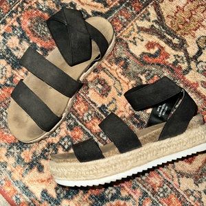 Women’s flat sandals. They are size 8. They have a platform to them.